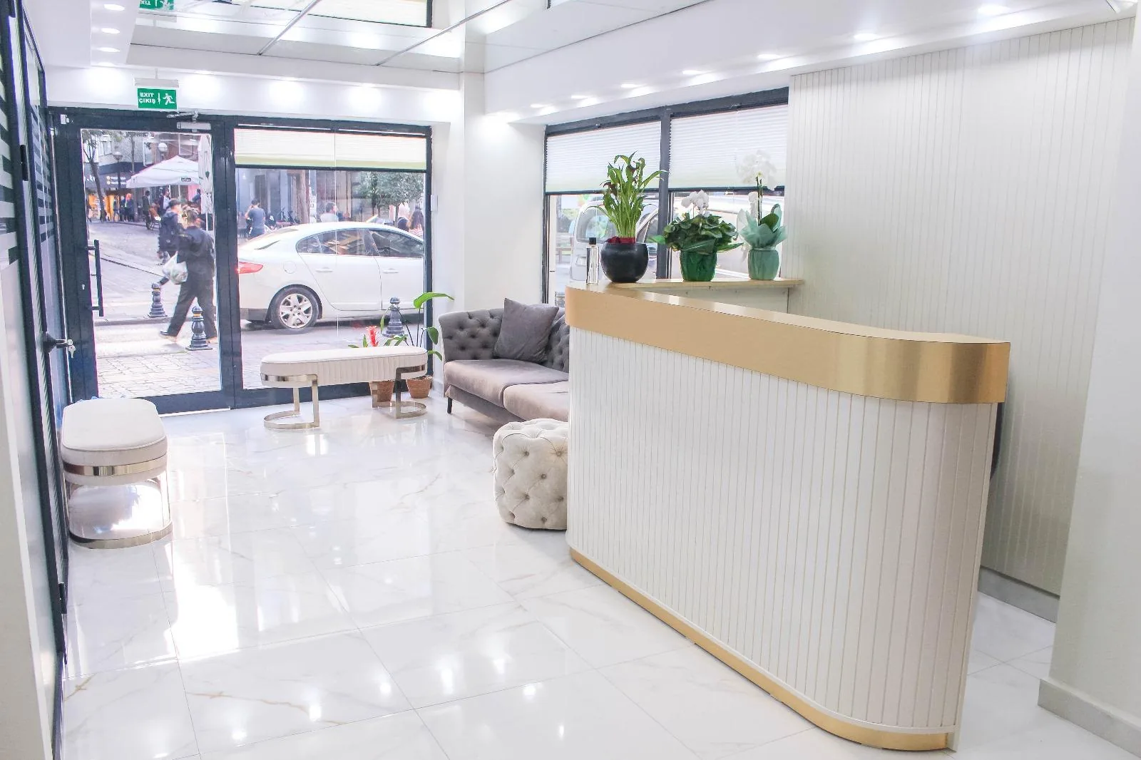 Madalyon polikliniği karşılama ve bekleme alanı